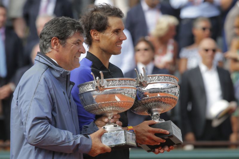 Toni (vlevo) nadal se svým synovcem na French Open 2017.