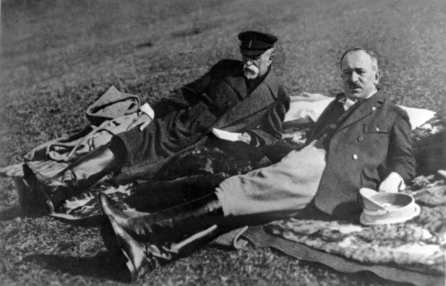 Prezident ČSR Tomáš Garrigue Masaryk (vlevo) a ministr Edvard Beneš leží v trávě v Topolčiankách, podzim roku 1928.
