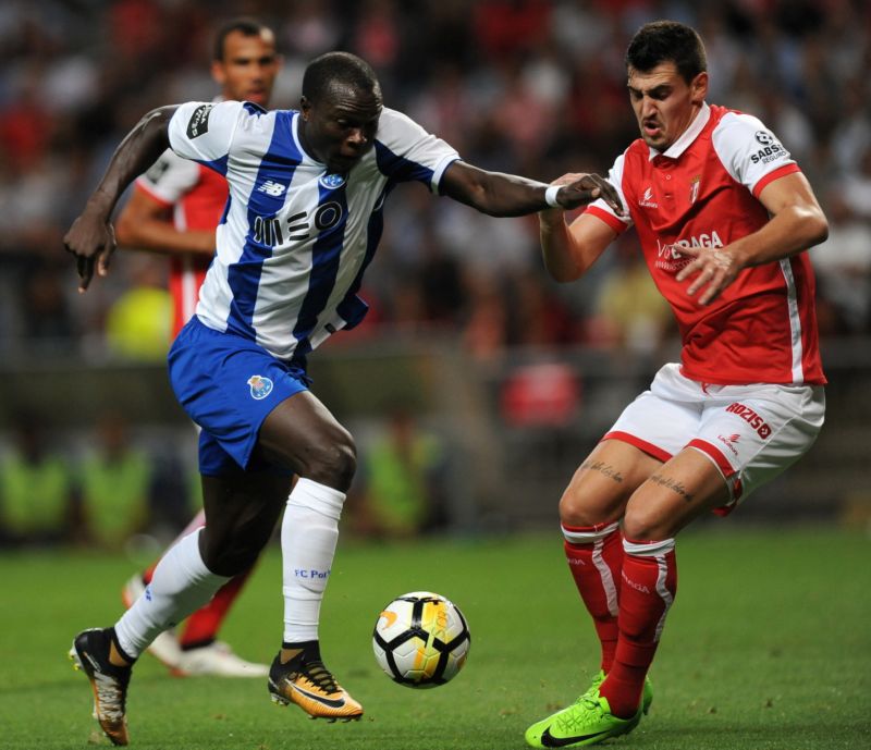 Útočník Vincent Aboubakar v dresu FC Porto (vlevo).