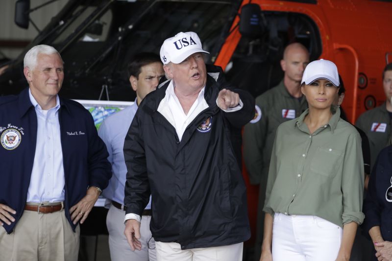 Donald Trump (uprostřed).