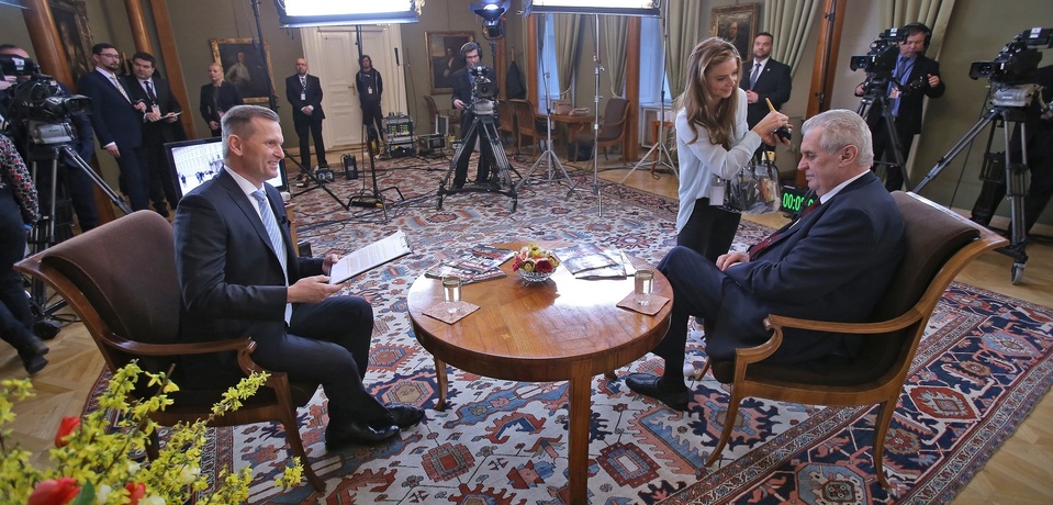 V pravidelném pořadu TV Barrandov TÝDEN s prezidentem se Miloš Zeman rozpovídal v rozhovoru s generálním ředitelem televize a předsedou představenstva mediálního domu Empresa Media Jaromírem Soukupem kromě jiného o pozici České republiky v Evropě. V pravidelném pořadu TV Barrandov TÝDEN s prezidentem se Miloš Zeman rozpovídal v rozhovoru s generálním ředitelem televize a předsedou představenstva mediálního domu Empresa Media Jaromírem Soukupem kromě jiného o pozici České republiky v Evropě.