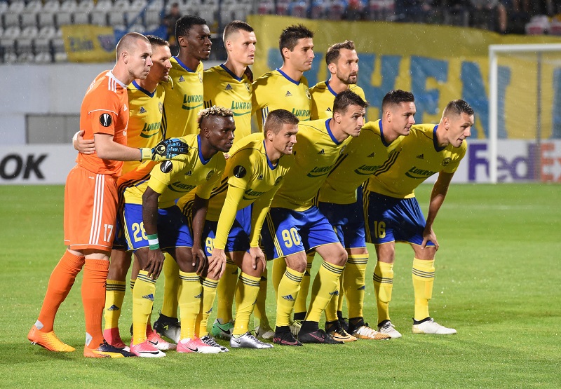 Fotbalisté Zlína před výkopem v Evropské lize. Fotbalisté Zlína před výkopem v Evropské lize.