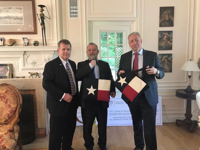 Čeští krajané v Texasu zasažení hurikánem Harvey dostali od České republiky dar ve výši pěti milionů korun.