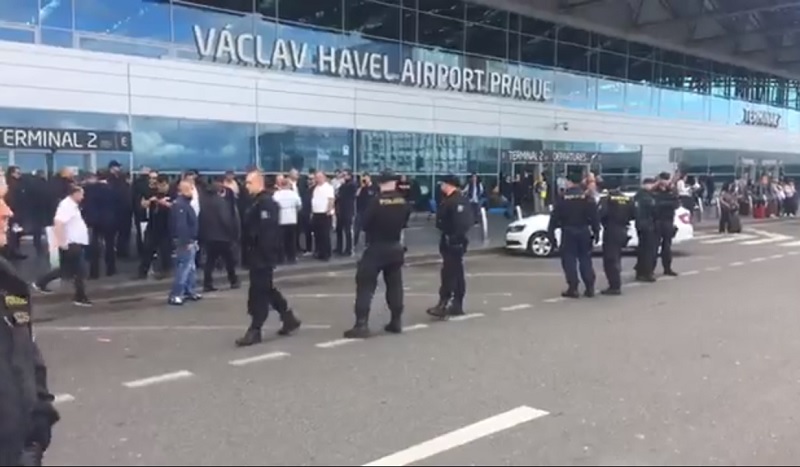 Protest taxikářů na letišti v Praze.