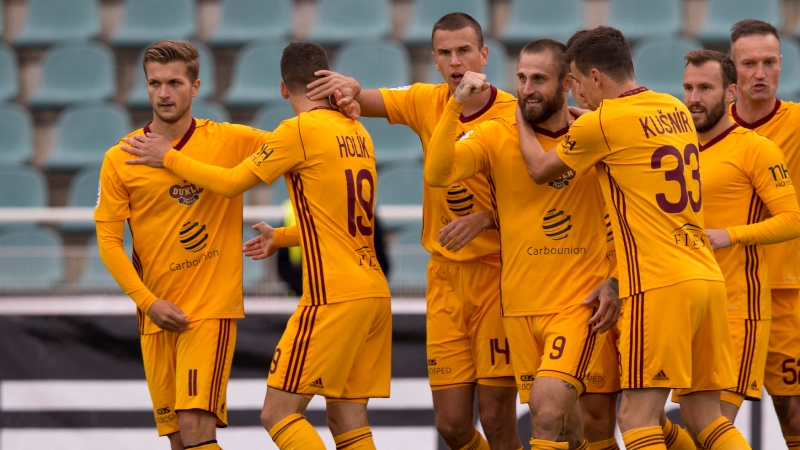 Fotbalisté Dukly se radují ze vstřelené branky do sítě Ostravy.