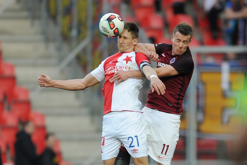 Milan Škoda v souboji s Lukášem Marečkem.