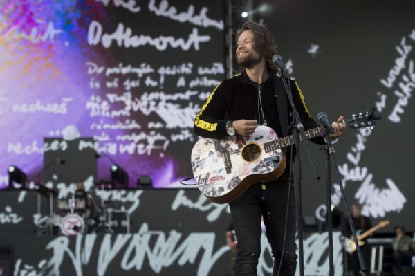 Frontman skupiny Kryštof Richard Krajčo při zkoušce na stadionu.