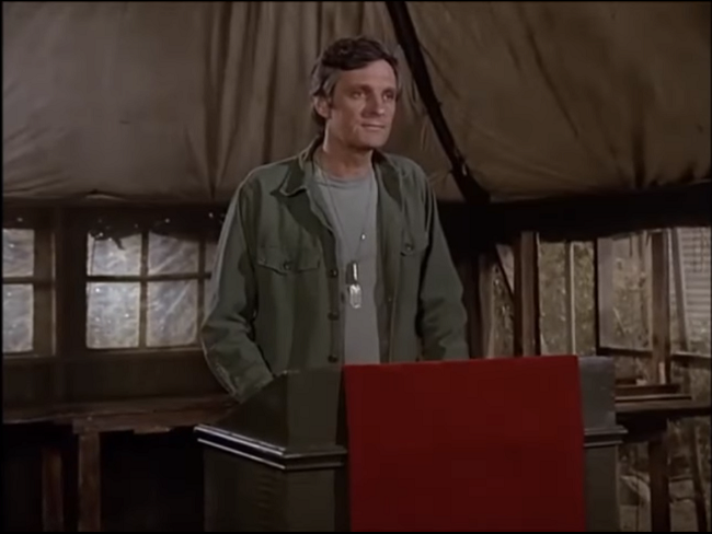 Kapitán Benjamin "Hawkeye" Pierce.