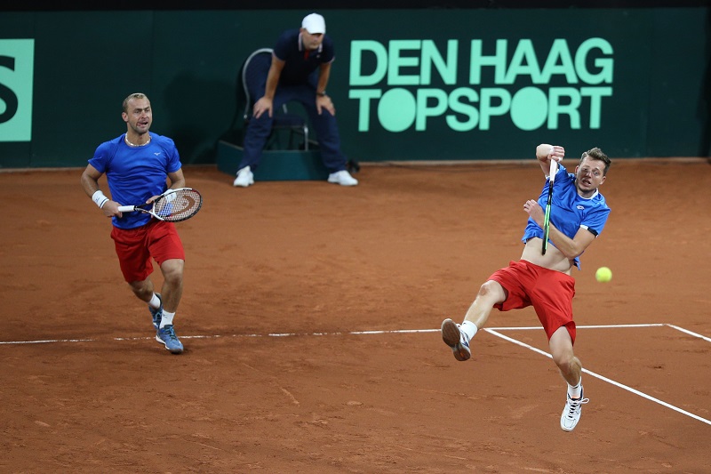 Roman Jebavý a Adam Pavlásek v duelu proti Holanďanům v baráži Davis Cupu.