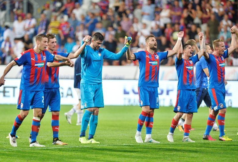 Plzeňští fotbalisté slaví výhru.