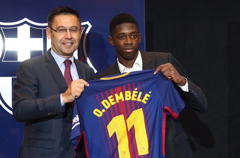 Dembélé pózuje s dresem týmu FC Barcelona.
