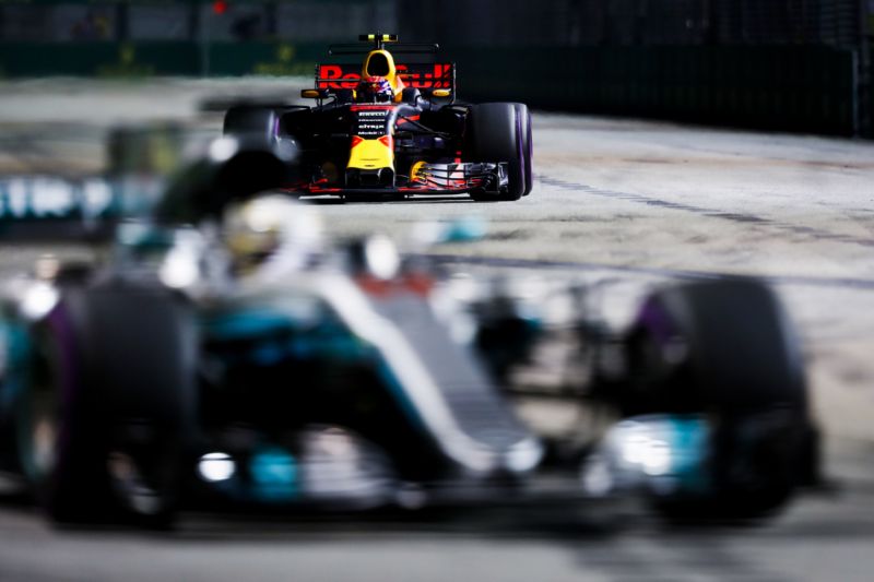 Noční závod formule 1 v Singapuru ovládl Lewis Hamilton.