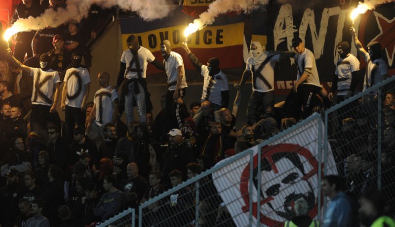 Fanoušci Sparty dělali rozruch jak při pochodu na stadionu, tak později přímo v Edenu.