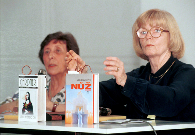 Zleva: překladatelky Eva Kondrysová a Jarmila Emmerová.