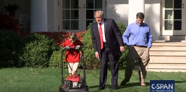 Jedenáctiletý Frank posekal trávník u Bílého domu. Trump ho poté vzal do oválné pracovny.