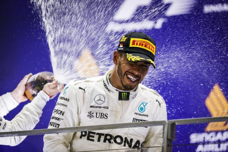 Lewis Hamilton slavil v Singapuru triumf.