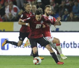 Tomáš Rosický v souboji s Josefem Hušbauerem, utkání lépe vyšlo slávistickému záložníkovi.