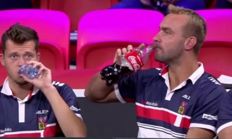 Roman Jebavý na střídačce popíjel z lahve s colou, podle mluvčího Tejkala obsahovala sůl. Roman Jebavý na střídačce popíjel z lahve s colou, podle mluvčího Tejkala obsahovala sůl.