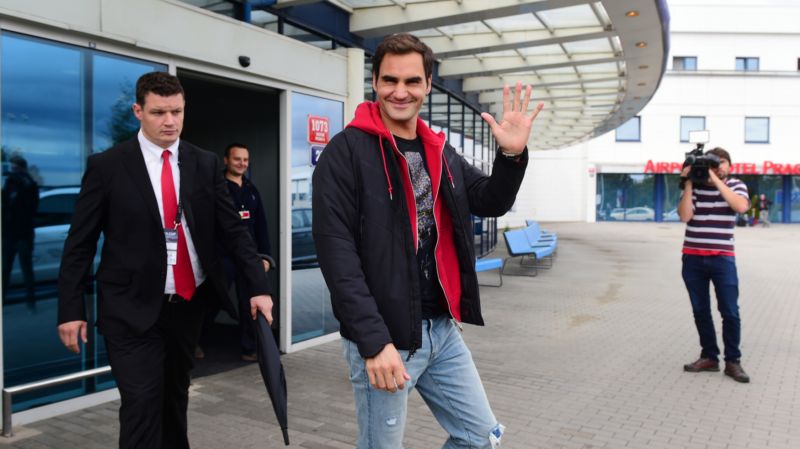 Roger Federer po příletu rozdával úsměvy. Roger Federer po příletu rozdával úsměvy.