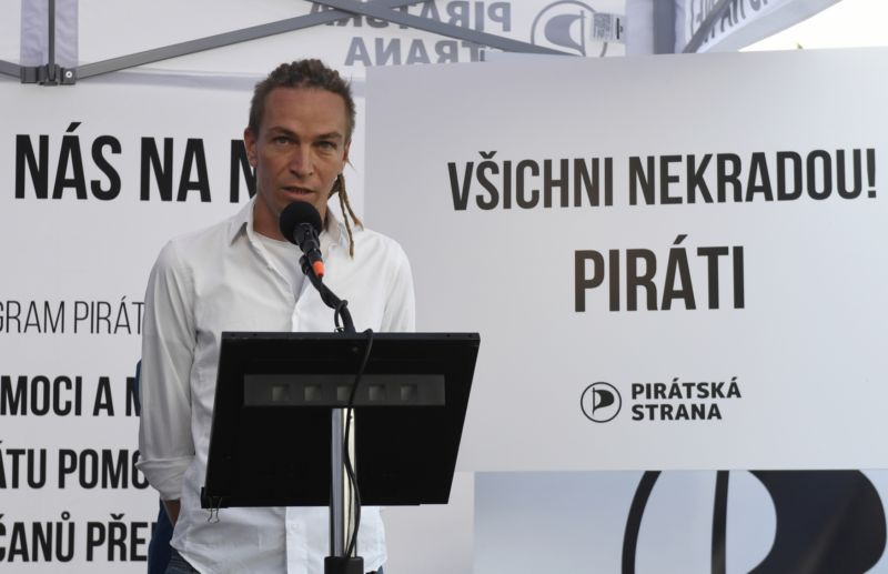 Piráti se sdílenou ekonomikou zabývají nejvíce. 