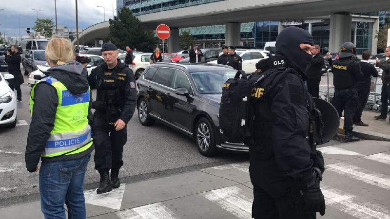 Momentka z protestu na pražském letišti.