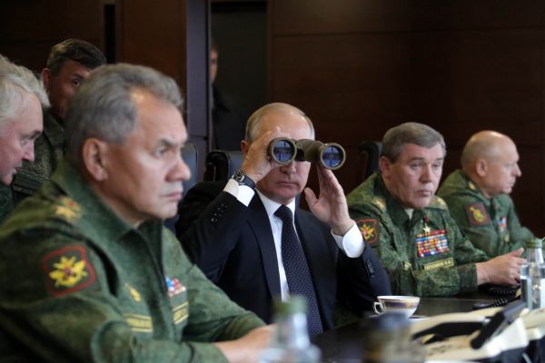 Ruský prezident Vladimir Putin sledující manévry.