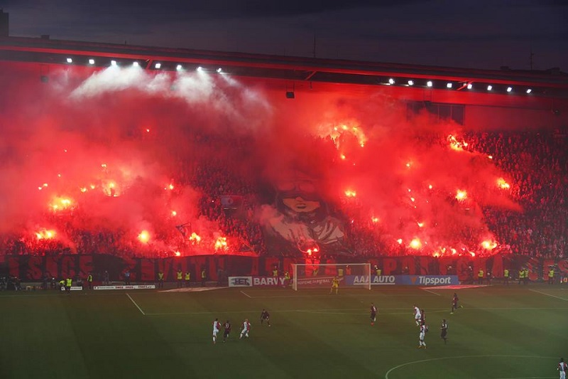 Slávistická Tribuna Sever v průběhu derby.