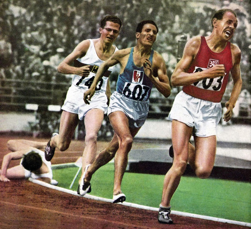 Emil Zátopek v závodě na 5000 metrů v Helsinkách roku 1952.