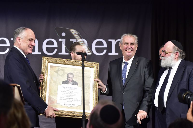Oceněný Miloš Zeman (uprostřed).