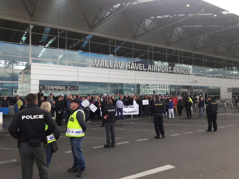 Protest taxikářů proti konkurenční společnosti Uber. Protest taxikářů proti konkurenční společnosti Uber.