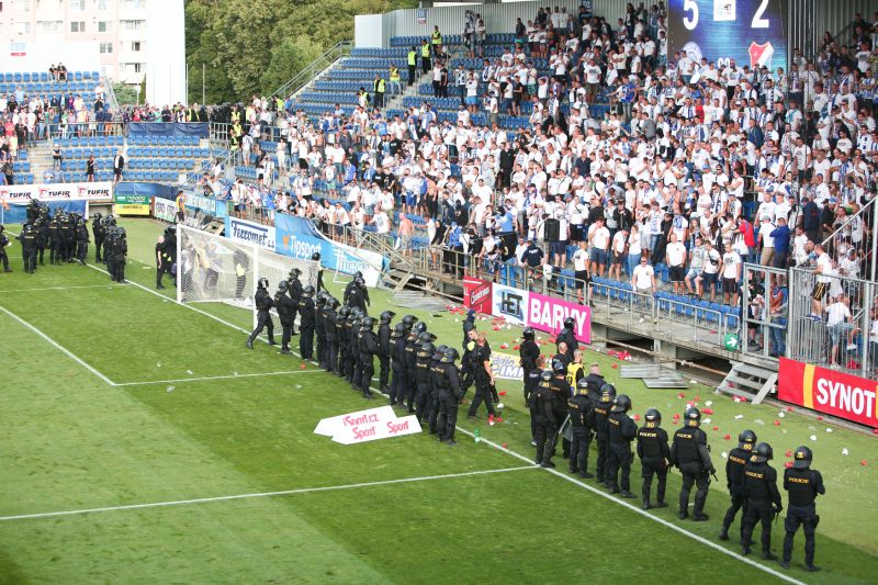 Fanoušci Baníku Ostrava jsou proslulí svými výtržnostmi. Fanoušci Baníku Ostrava jsou proslulí svými výtržnostmi.