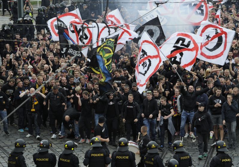 Sparťanští fanoušci na derby šli tradičním pochodem, chování některých z nich však bylo v Edenu ostudné.