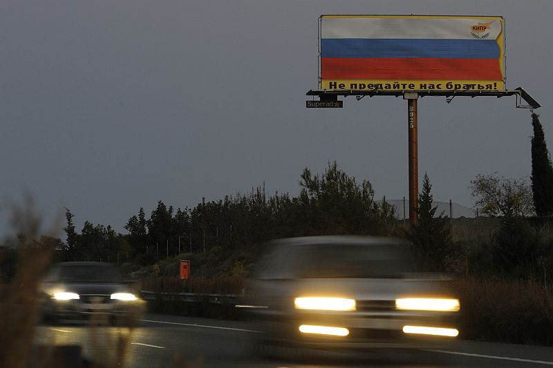 Dálnice z kyperského města Limassol. Na billboardu s ruskou vlajkou stojí: "Nezraďte nás, bratři!"