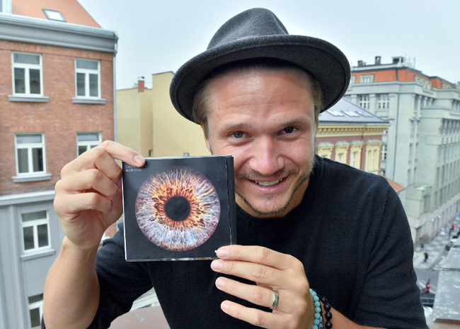 Zpěvák, skladatel a herec Ondřej Gregor Brzobohatý vydává nové album Universum.