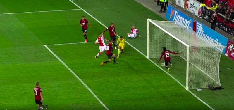 Sparťan Costa vykopává míč zpoza čáry v derby se Slavií. Gól nebyl uznán.