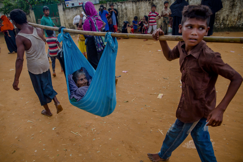 Rohingové prchající do Bangladéše.