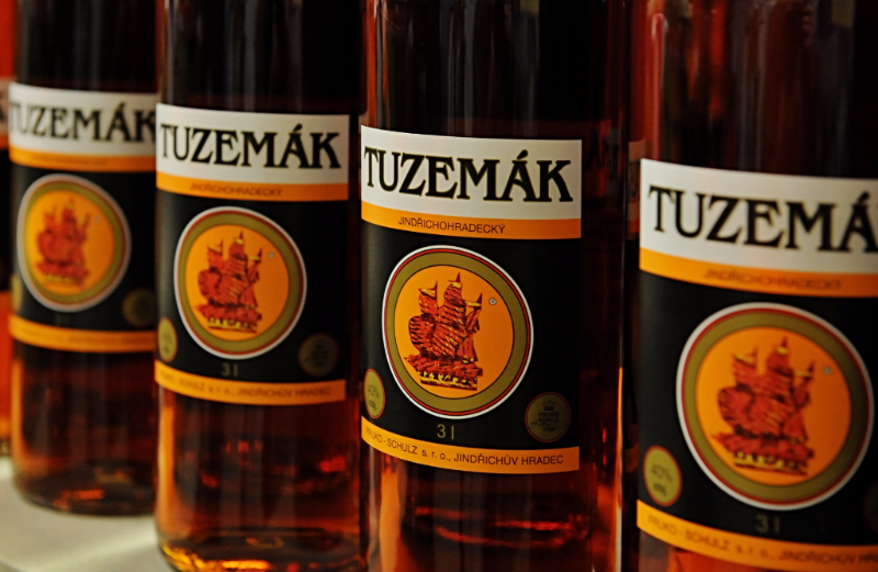 Tuzemák.