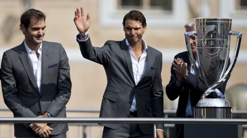 V Praze fanoušky pozdravily i dvě největší tenisové hvězdy současnosti - Roger Federer a Rafael Nadal. V Praze fanoušky pozdravily i dvě největší tenisové hvězdy současnosti - Roger Federer a Rafael Nadal.