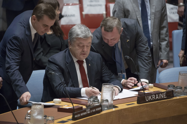 Ukrajinský prezident Petro Porošenko (uprostřed).