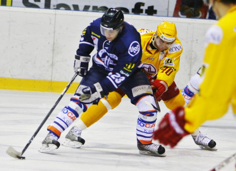 Ladislav Ščurko (v popředí) už zase hraje hokej (archivní snímek z roku 2009).