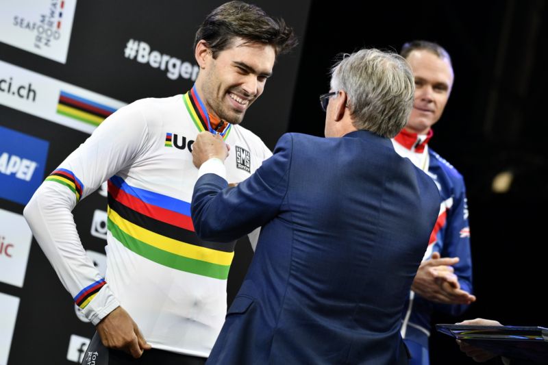 Tom Dumoulin časovku ovládl suverénním způsobem a oblékl duhový trikot.