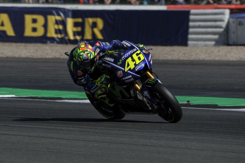 Valentino Rossi má na motorce typické číslo 46. Valentino Rossi má na motorce typické číslo 46.