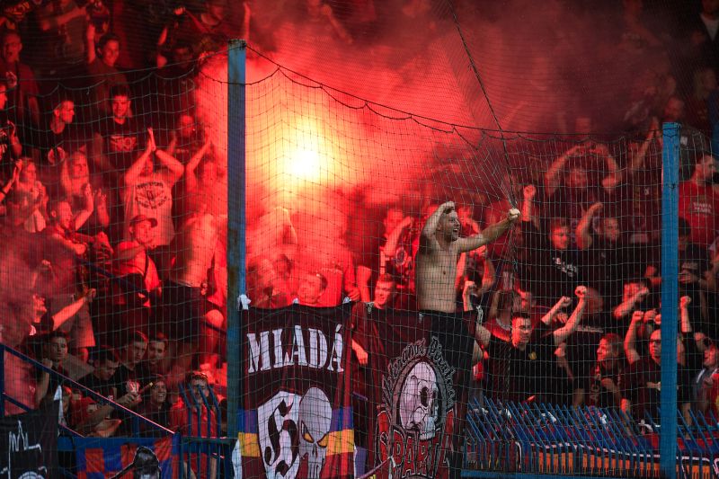 Ve sparťanském kotli při derby brutálně zbili fanouška.