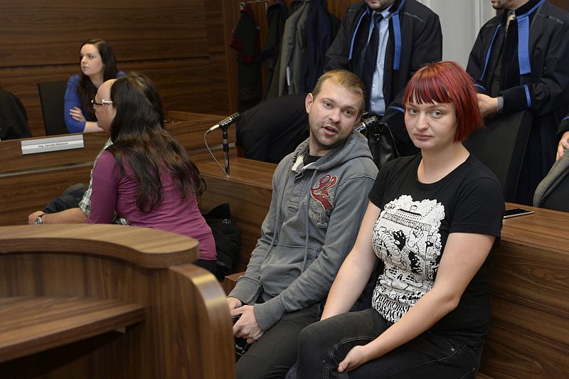Na snímku jsou (zprava) Katarína Zezulová a Martin Ignačák u pražského soudu.