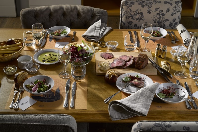 Česká jídla z českých surovin. Šéfkuchař Petr Šmrha se vrátil ke kuchyni našich babiček. Česká jídla z českých surovin. Šéfkuchař Petr Šmrha se vrátil ke kuchyni našich babiček.