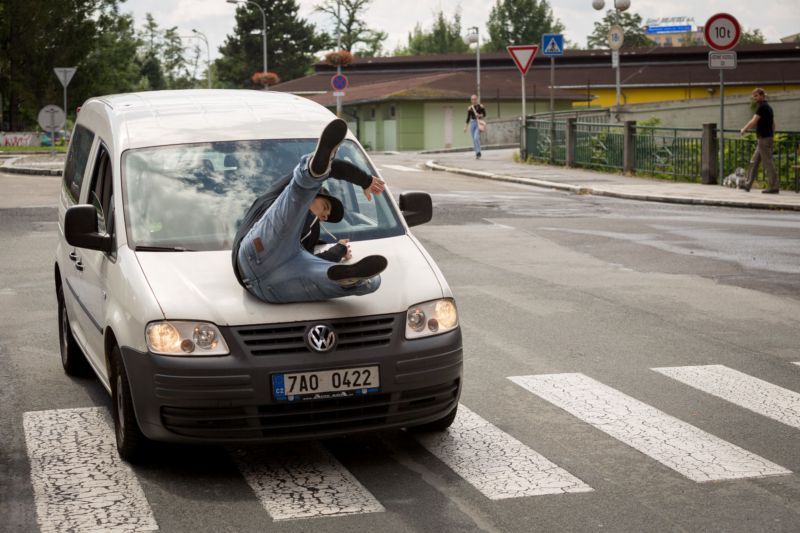 Střet vozidla s chodcem může být pro pěšího tragický (ilustrační foto). Střet vozidla s chodcem může být pro pěšího tragický (ilustrační foto).