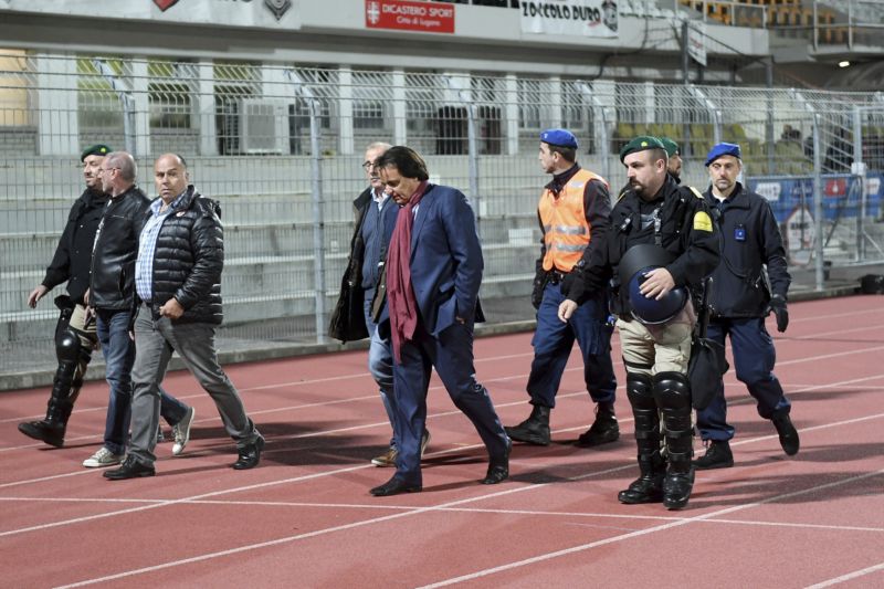 Předseda Sionu Christian Constantin (uprostřed v saku) neudržel nervy na uzdě.