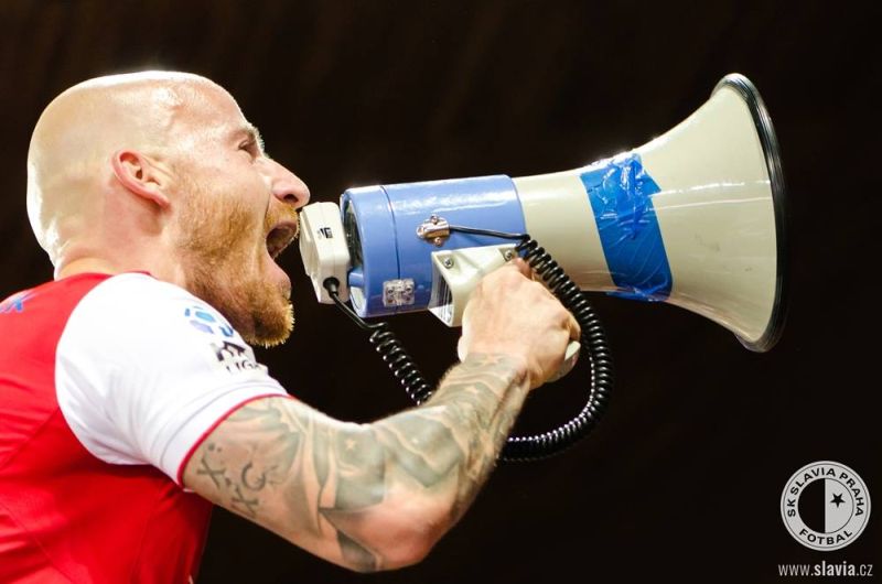 Miroslav Stoch za megafonem při tradiční děkovačce.