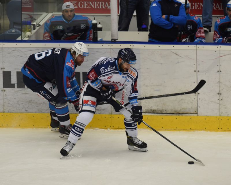 Chomutov se v dalším kole extraligy střetl s Vítkovicemi. Chomutov se v dalším kole extraligy střetl s Vítkovicemi.