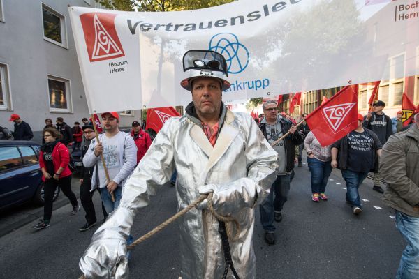 Demonstrace proti spojení dvou firem.